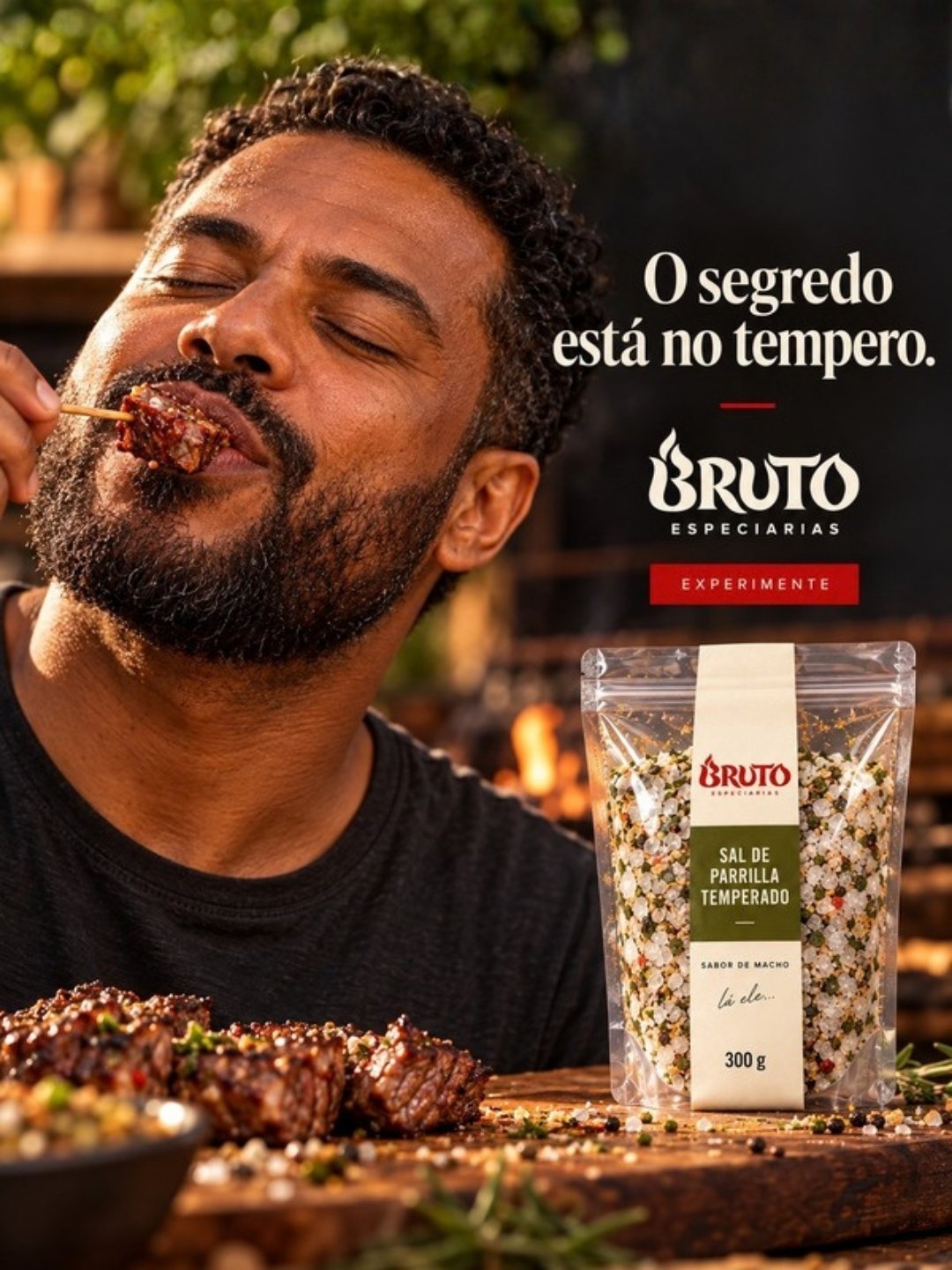 Homem saboreando frango temperado com Bruto