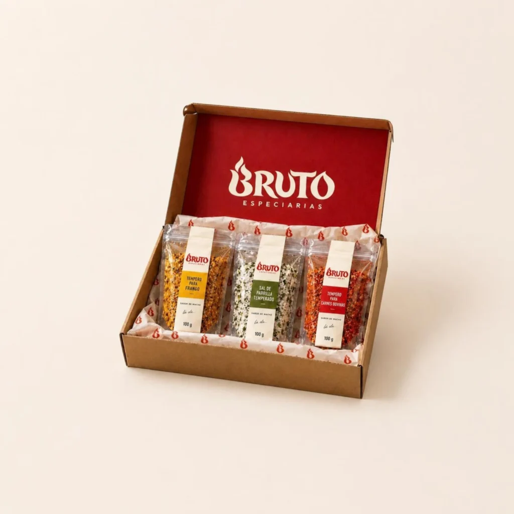 Caixa do kit Trio Bruto aberta com os três temperos de 100 g