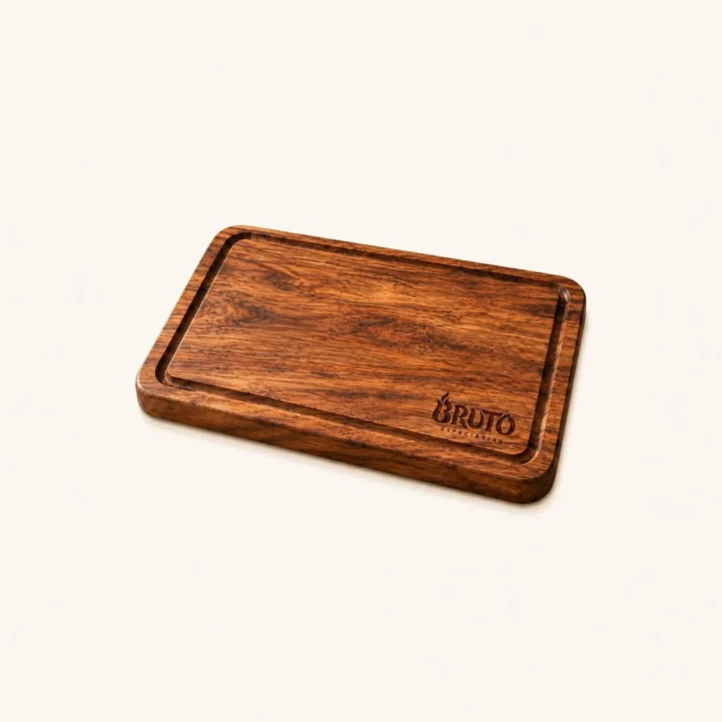 Tábua de madeira com canaleta e logo Bruto gravado